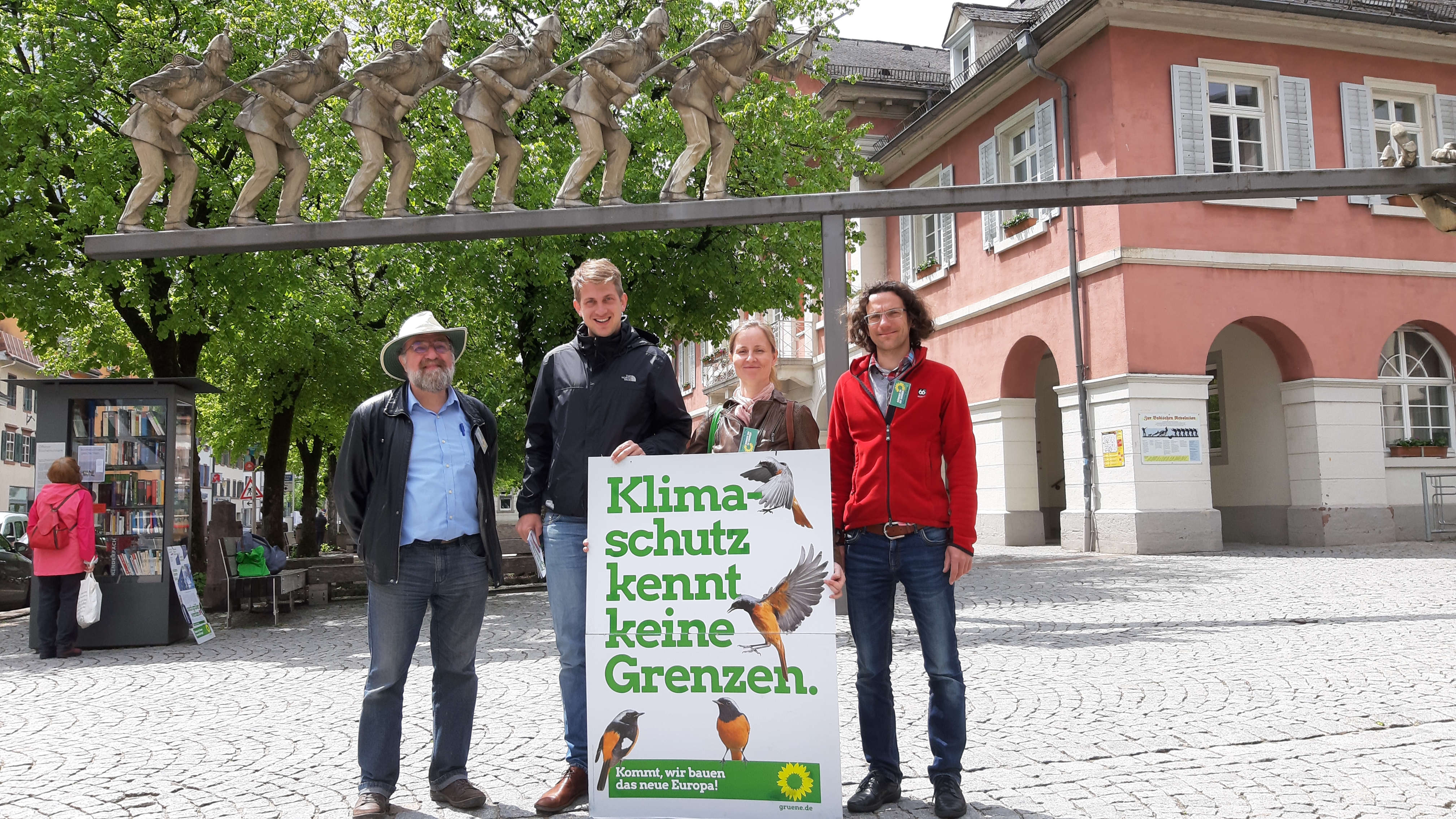 Vor der Lenkplastik in Schopfheim stehen von links nach rechts: Michael Straub, Michael Bloss, Marianne Merschhemke und Sebastian Prigge
