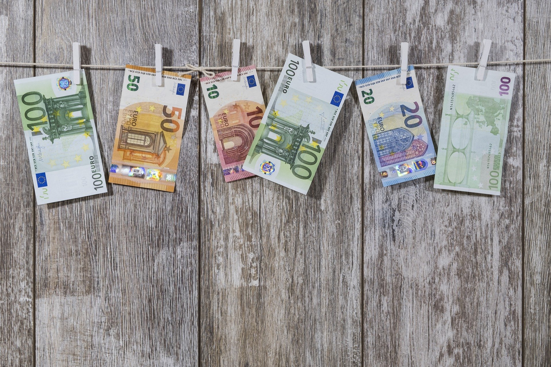 Euro Scheine hängen an einer Wäscheleine